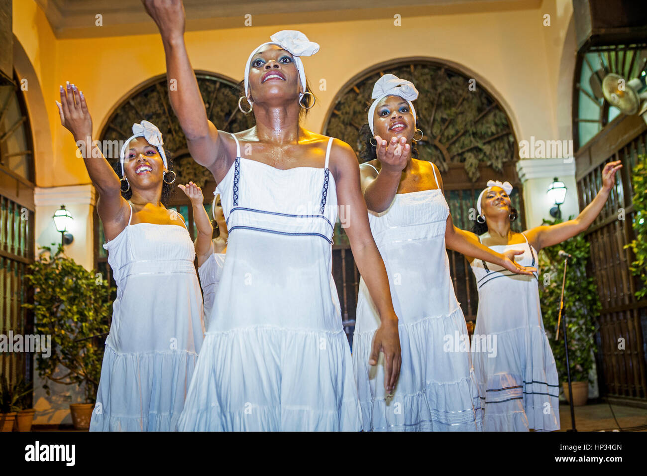 Danse de la danse religieuse yoruba, traditionnelle, typique, classique, en association culturelle yoruba, dans la Vieille Havane, Habana Vieja, la Habana, Cuba Banque D'Images