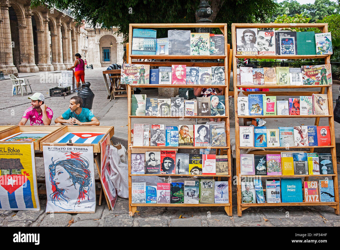 Un livre sur la Plaza de Armas de décrochage,vente de livres sur la révolution cubaine, La Vieille Havane, Habana Vieja, La Habana, Cuba Banque D'Images