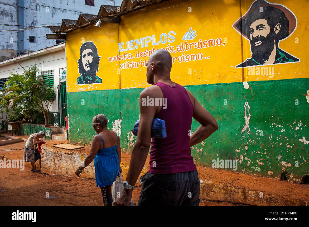 La propagande politique. Visages de Cienfuegos y Che, peint sur un mur de la rue,Habana Vieja, La Habana, Cuba Banque D'Images