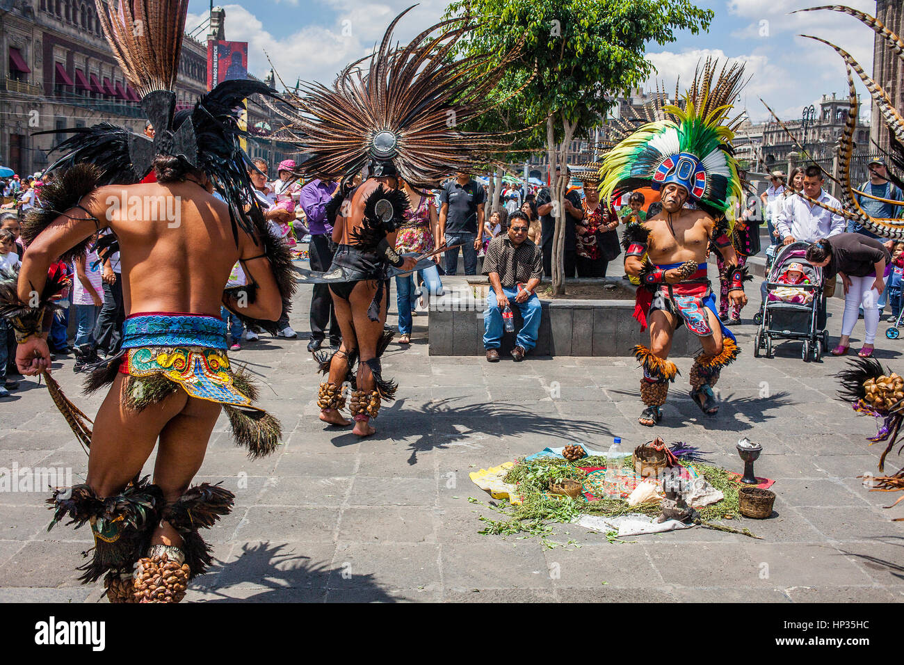 Groupe de danseurs aztèques, artiste de rue, bucker, Plaza de la Constitución, El Zocalo, place Zocalo, Mexico, Mexique Banque D'Images