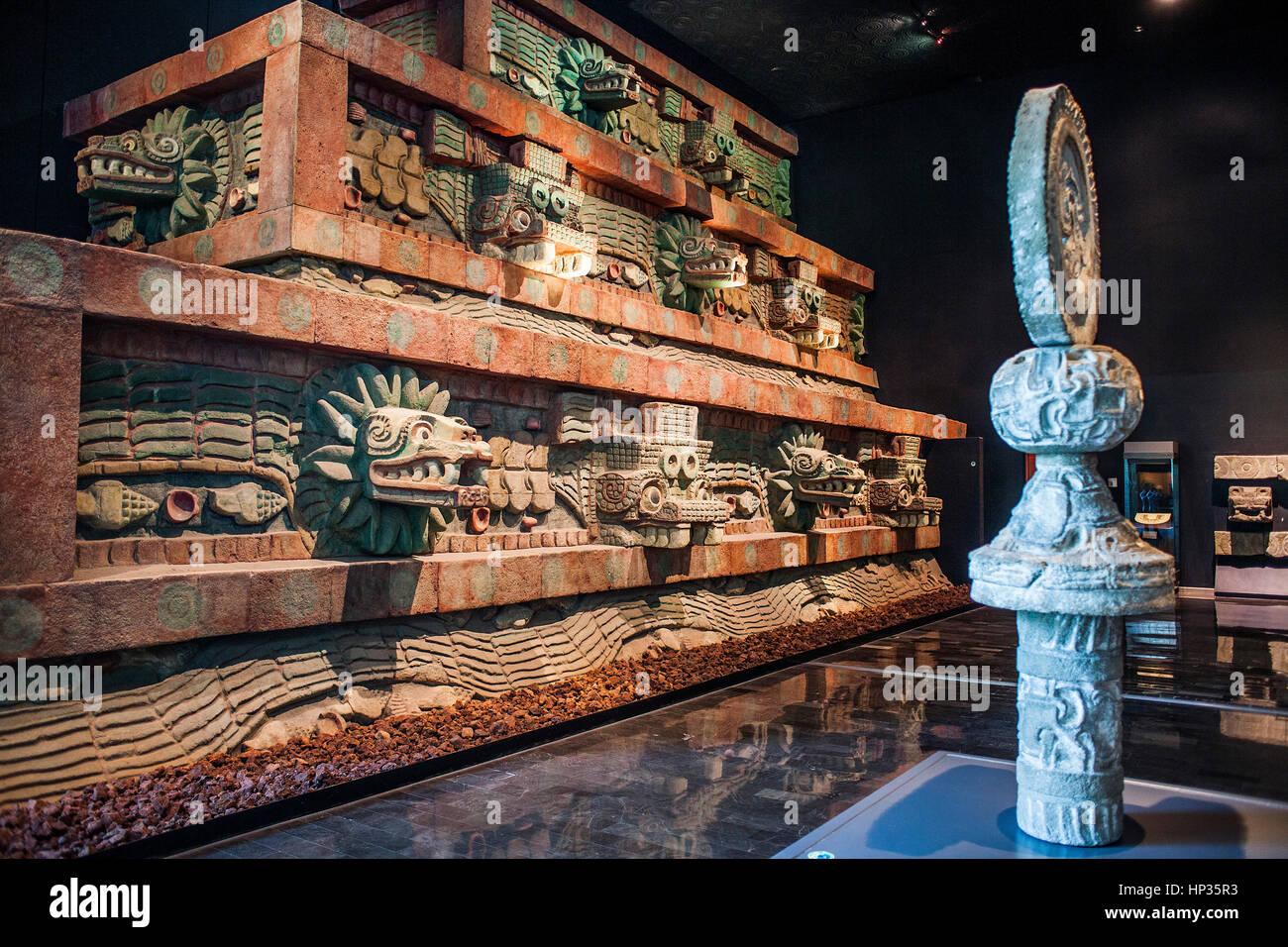 Réplique, Piramide de la serpiente emplumada, Pyramide du serpent à plumes, ou serpent, de Teotihuacan, Musée national d'anthropologie. Mexico. Banque D'Images