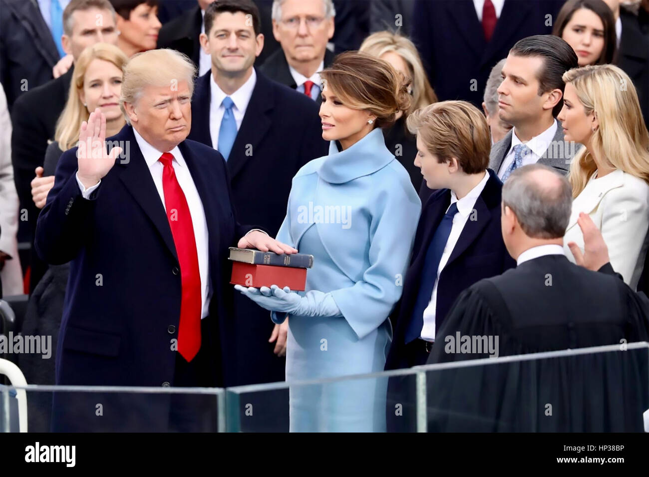 DONALD TRUMP est assermenté à titre de 45e président des États-Unis le 20 janvier 2017 avec sa troisième épouse Melania tenant la Bible. Photo : Pete Souza/White House Banque D'Images