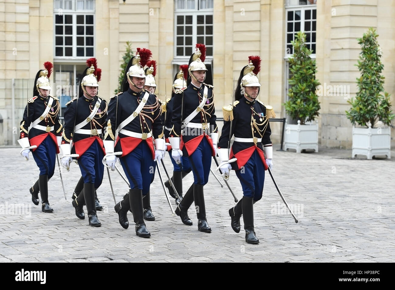 paris-france-le-10-juin-l-h-tel-matignon-garde-r-publicaine-d