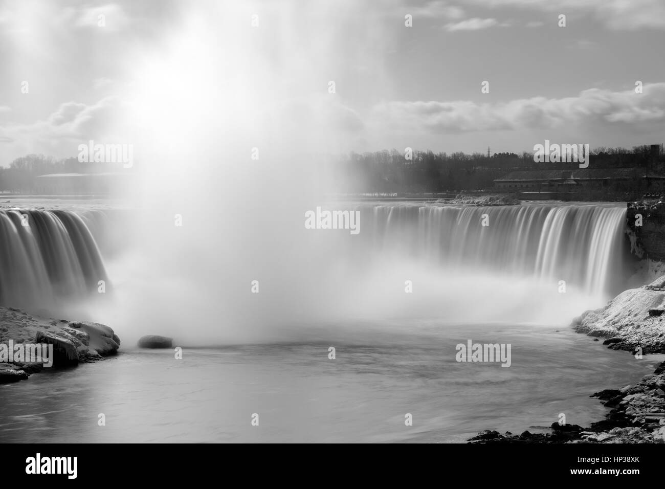 Haut contraste noir et blanc image de Niagara Falls, Canada la hausse et brouillard rivière swift Banque D'Images