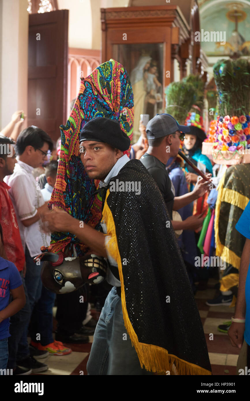 Diriamba, Nicaragua - 4 janvier 2017 : Les gens danser La danse traditionnelle iin vêtements colorés et les masques Banque D'Images