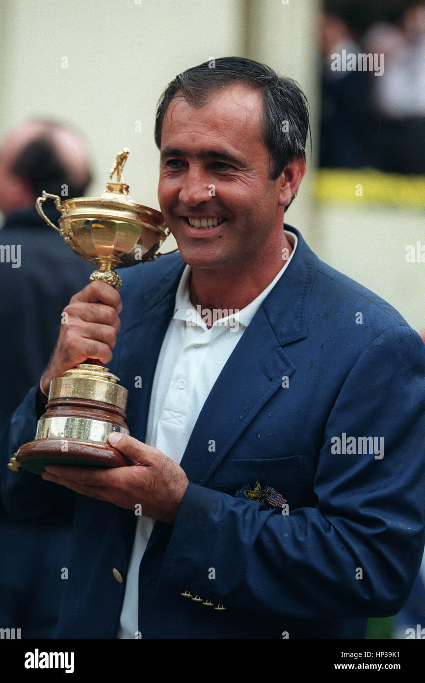 SEVE BALLESTEROS AVEC RYDER CUP TROPHY 28 Septembre 1997 Banque D'Images