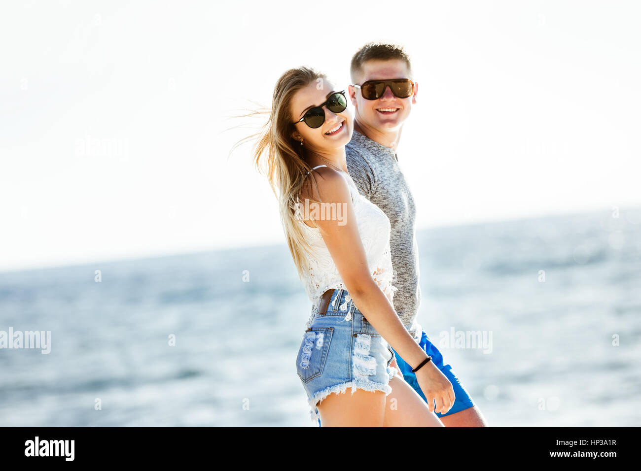 Couple heureux à pied plage mer Banque D'Images