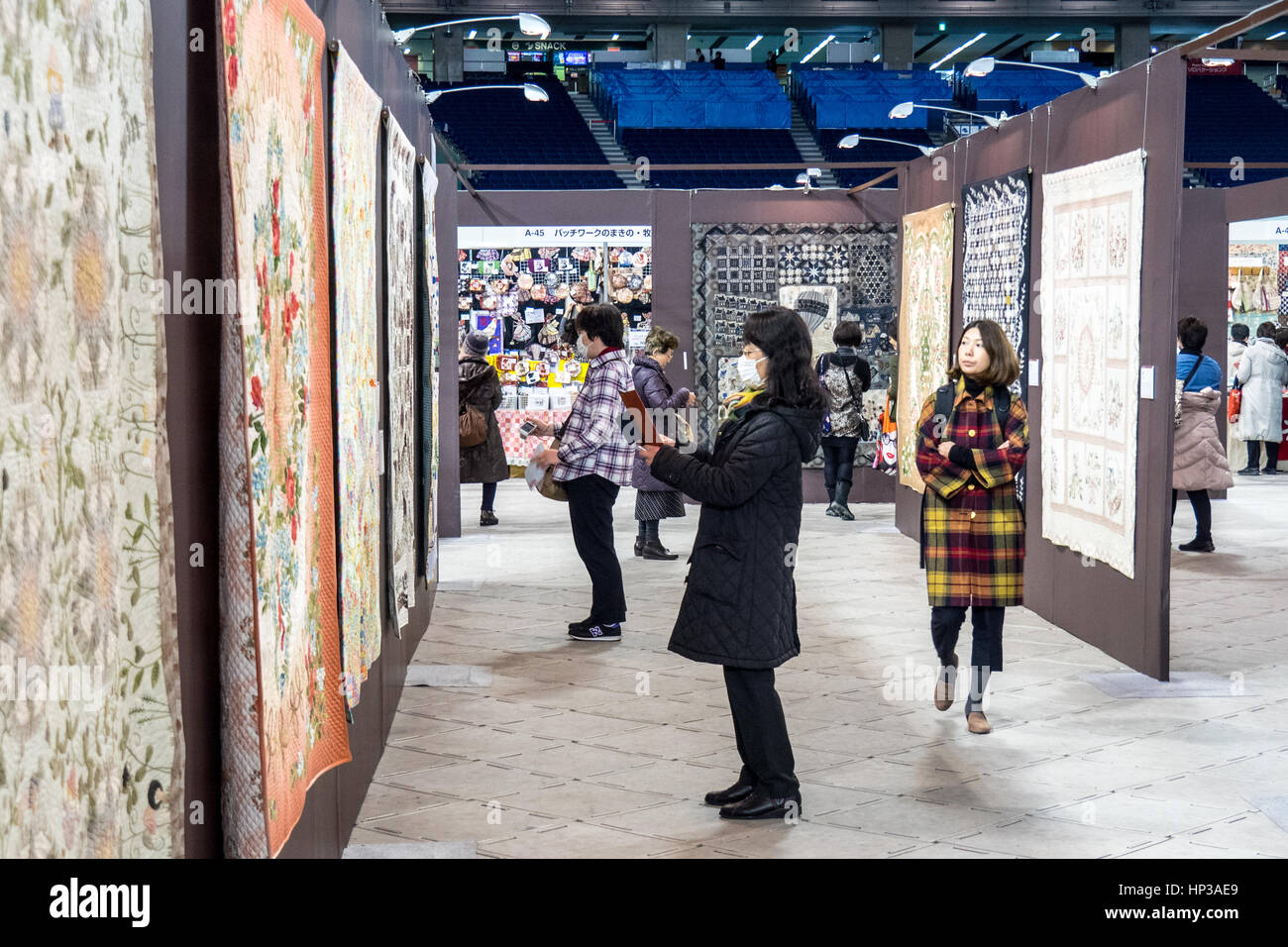 Personnes admirant quilts exposés au 2017 International Tokyo Grand quilt festival tenu à Tokyo Dome. Banque D'Images