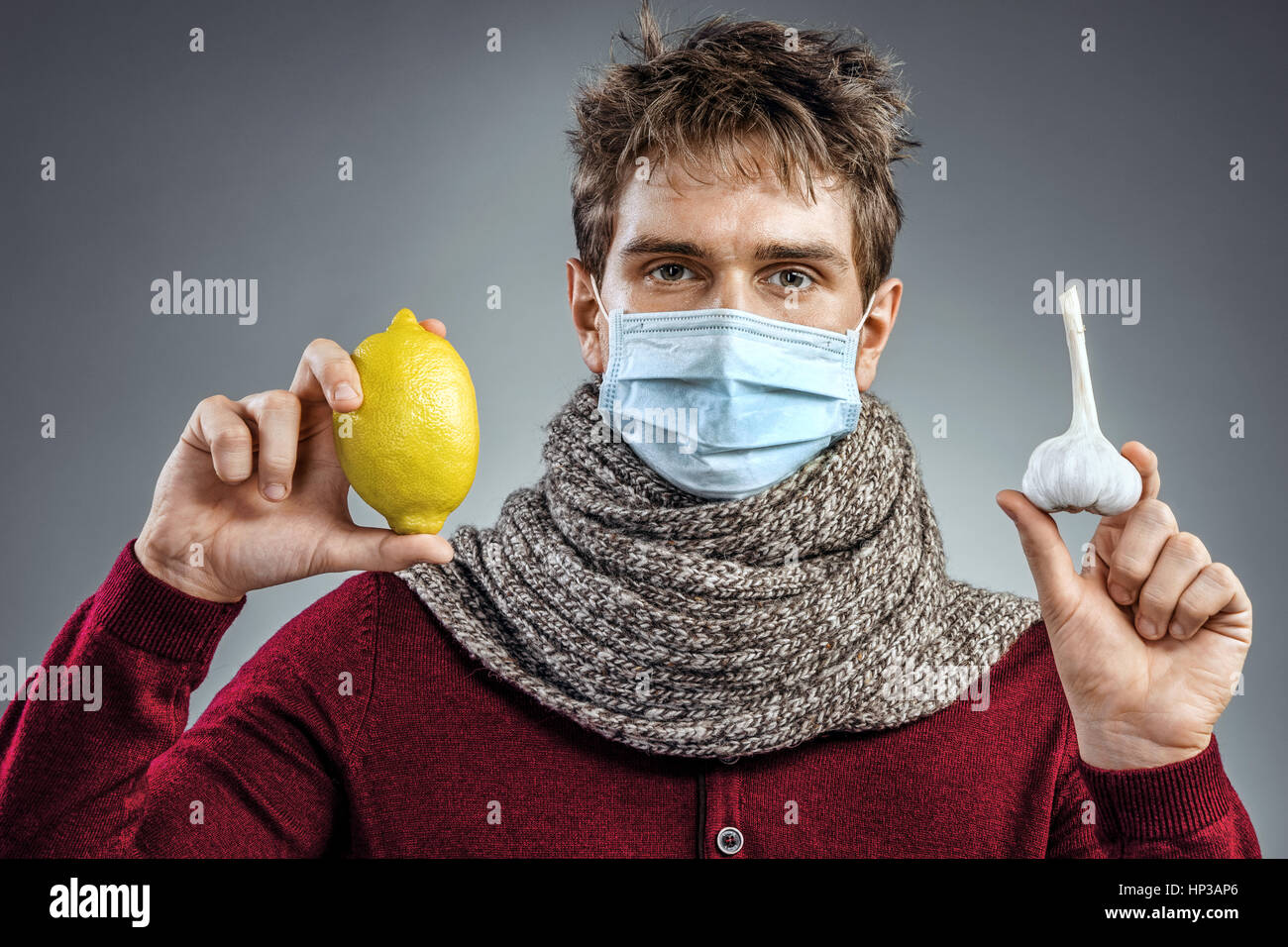 Mauvais homme porte un masque de protection contre les maladies infectieuses et de la grippe. L'homme sait que l'aide contre les rhumes. Concept de soins de santé Banque D'Images