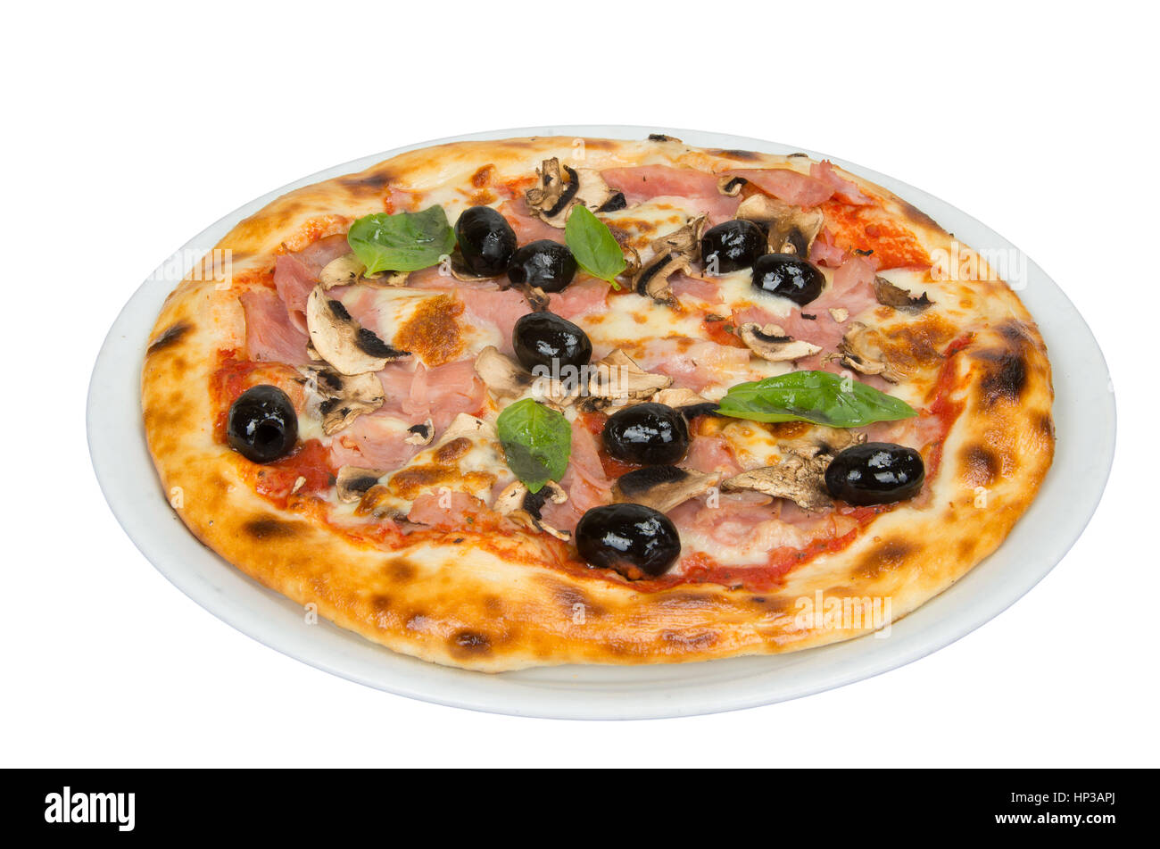 La pizza sur un fond blanc avec sauce tomate, bacon, champignons et olives. Banque D'Images