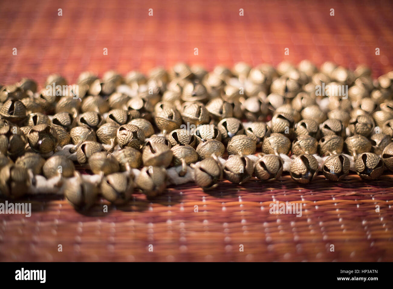 Musique Indienne anklets (ghungroo) avec dague népalais Banque D'Images