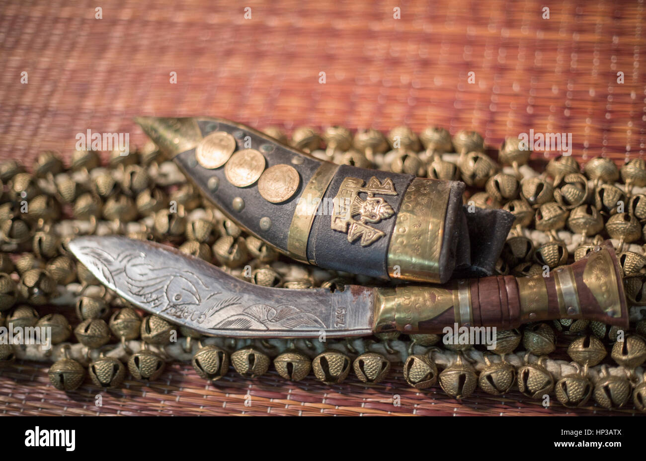 Musique Indienne anklets (ghungroo) avec dague népalais Banque D'Images