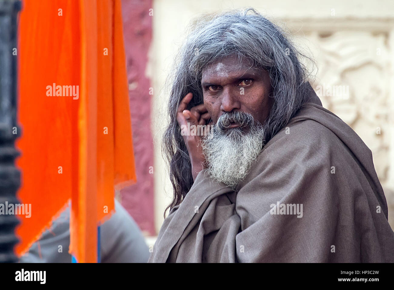 Un gros plan/portrait d'un bawa/sadhu à Pushkar Pushkar mela/ville durant le salon, avec de longs cheveux et barbe longue, à la recherche dans l'appareil photo Banque D'Images