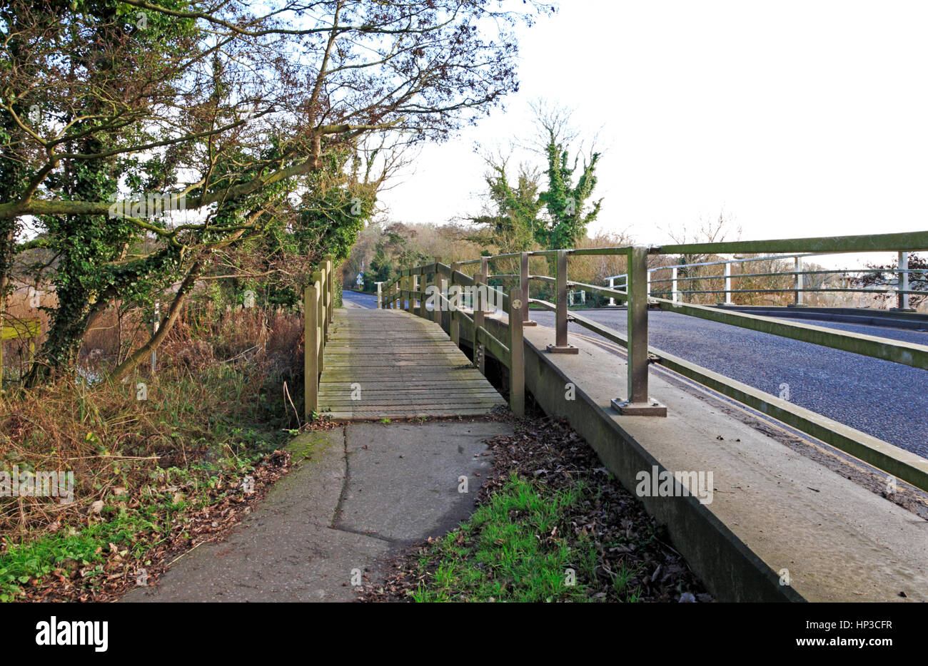 Passerelle piétonne et d'un pont routier entre1064 et large Filby Ormesby peu large sur les Norfolk Broads à Filby, Norfolk, Angleterre, Royaume-Uni. Banque D'Images