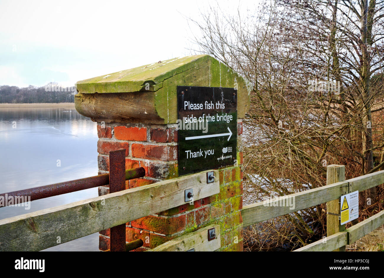 Avis d'instruction de la pêche en eau douce aux pêcheurs sur les Norfolk Broads à Rollesby, Norfolk, Angleterre, Royaume-Uni. Banque D'Images