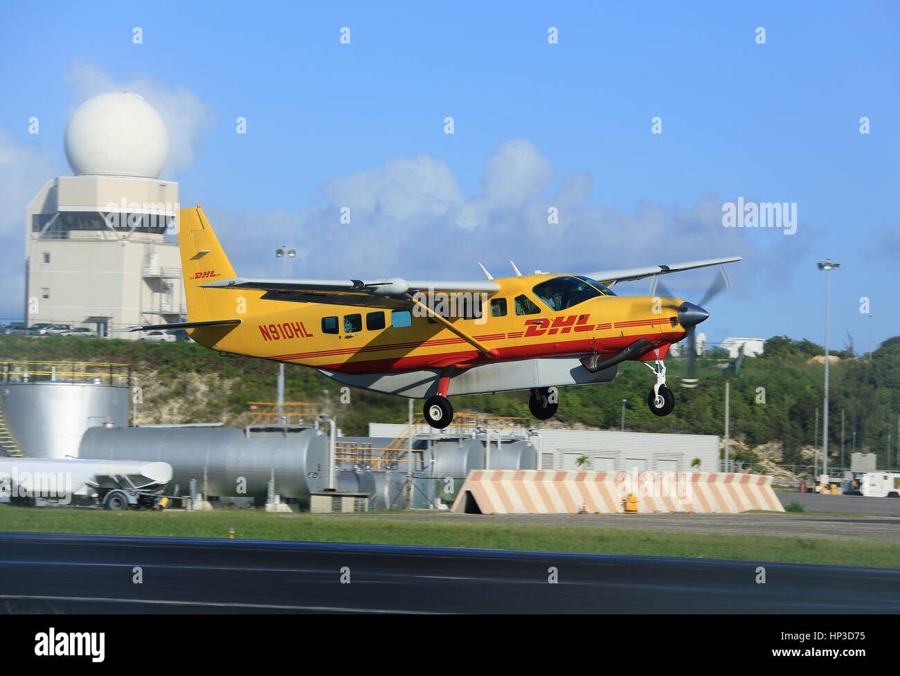 DHL Freight un Cessna Caravan décolle à SXM, Saint-Martin Banque D'Images