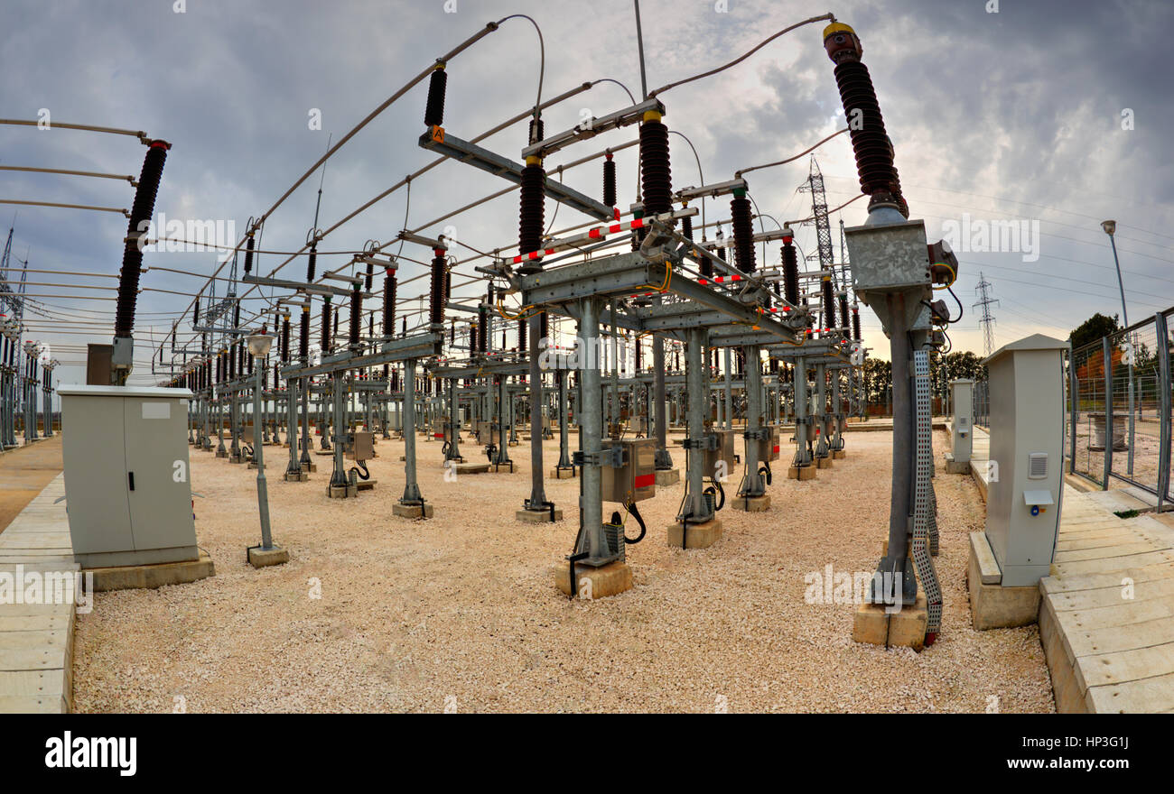 Postes de haute tension dans le poste électrique en perspective fisheye Banque D'Images