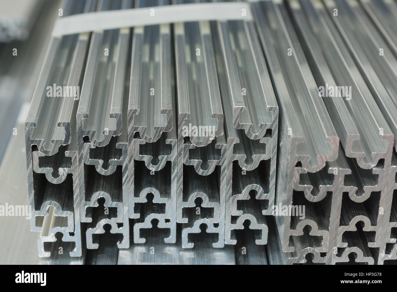 Les coupes transversales de l'aluminium extrudé en aluminium ou câble pour utilisation dans la fabrication et la fabrication Banque D'Images