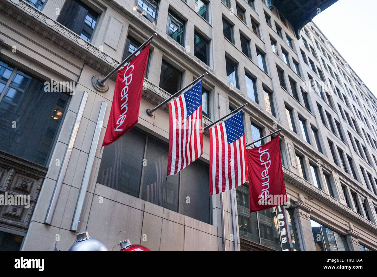 En dehors de JCPenney department store à Noël sur la 33e rue avec le pont de liaison ci-dessus, la ville de New York, USA Banque D'Images