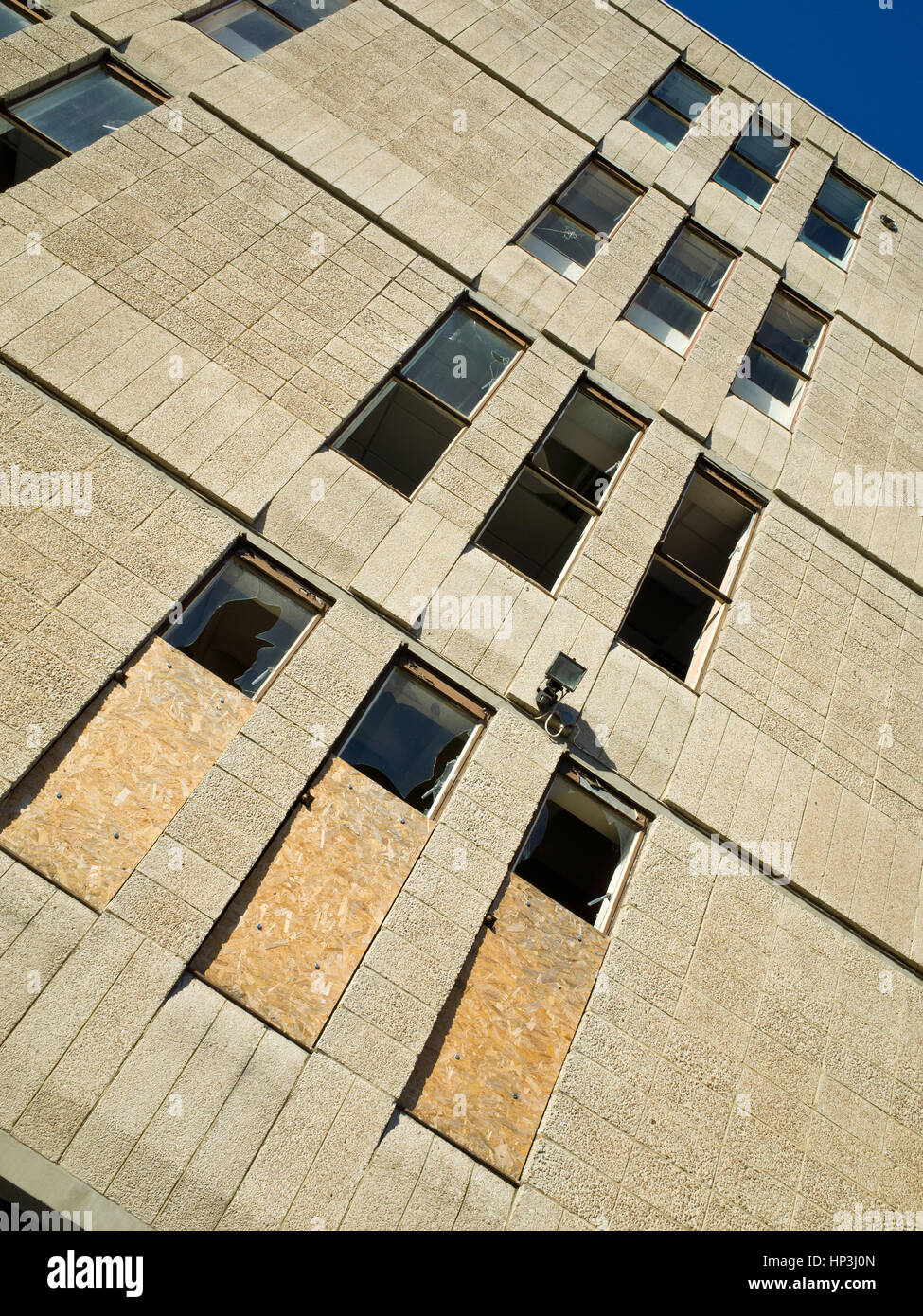 Windows est monté à bord et brisé des vitres Banque D'Images