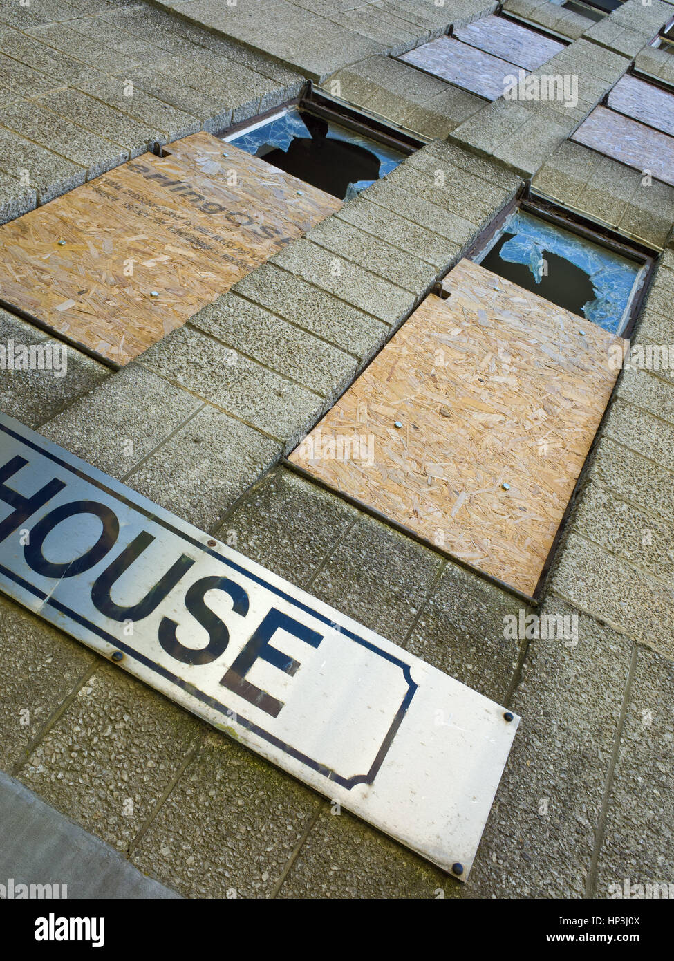 Windows est monté à bord et brisé des vitres Banque D'Images