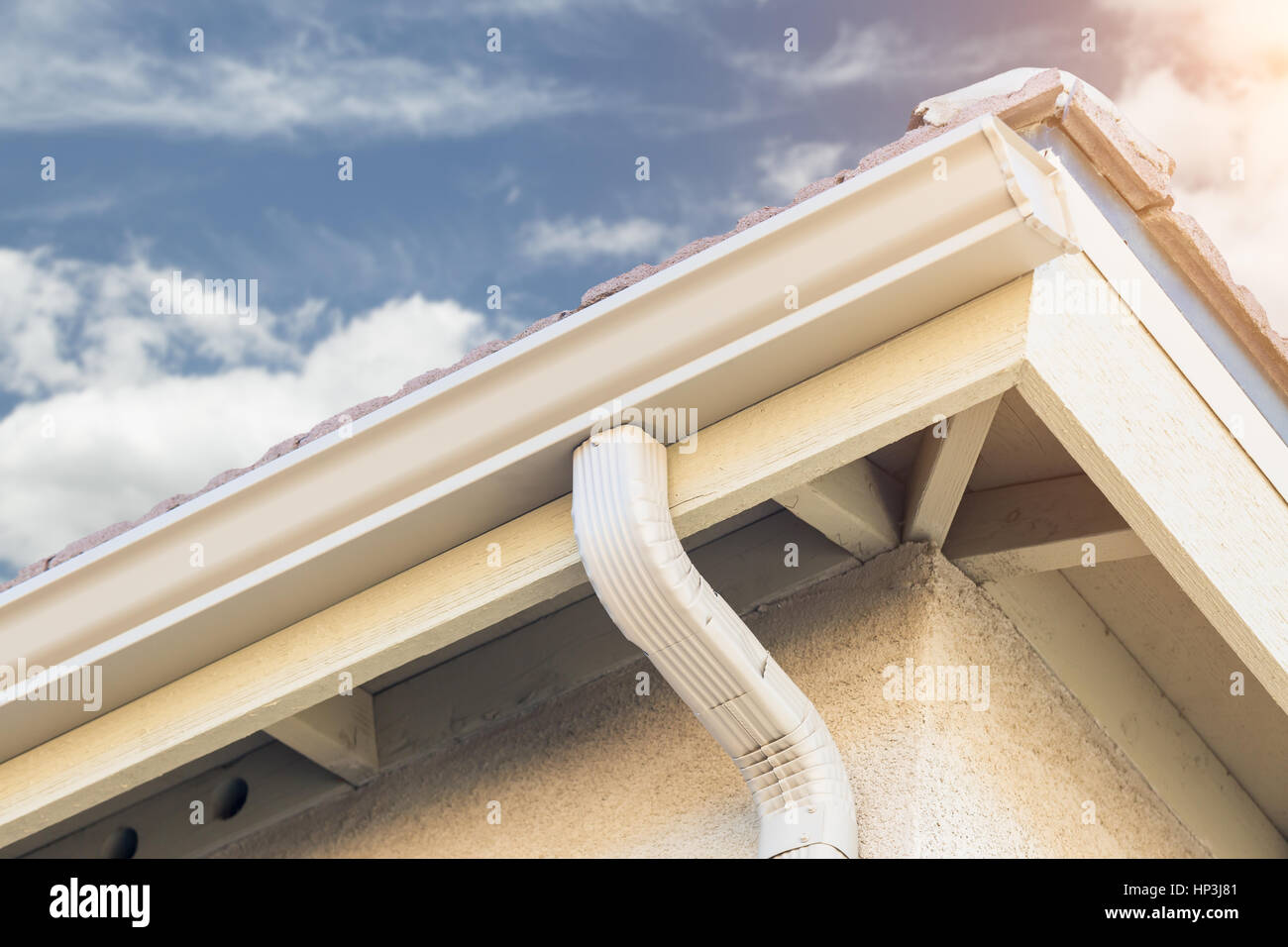 Chambre avec de nouvelles Gouttières en aluminium sans soudure. Banque D'Images