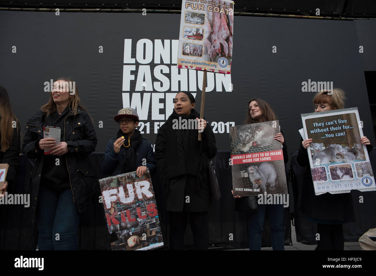 Londres, Royaume-Uni. 16Th Jun 2017. Protestation animalier contre l'utilisation de la fourrure et de la peau, à l'extérieur 180 Strand, l'emplacement principal de la Semaine de la mode de Londres. Manifestant tenir placard avec des images d'animaux à peau et des masques. Credit : Alberto Pezzali/Pacific Press/Alamy Live News Banque D'Images