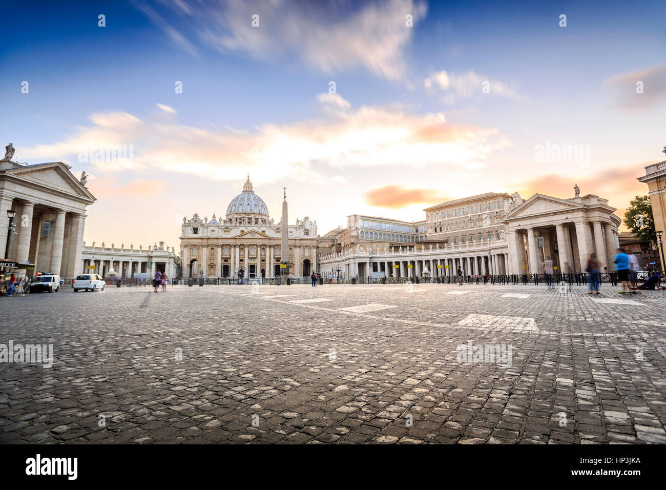 La basilique Saint Pierre et la place dans la Cité du Vatican, Rome, Italie Banque D'Images