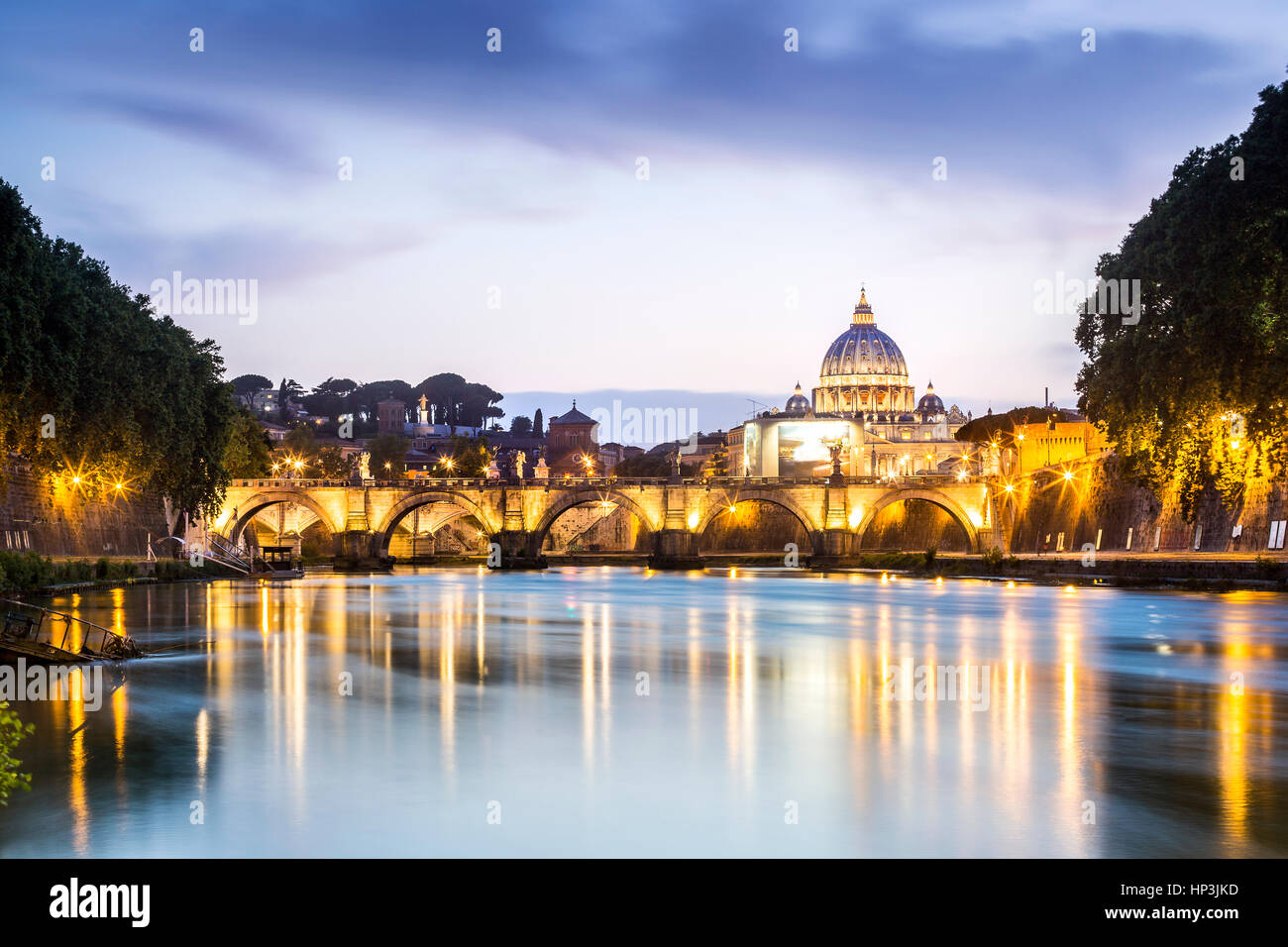 La basilique Saint Pierre avec pont au Tibre, crépuscule, Rome, Italie Banque D'Images