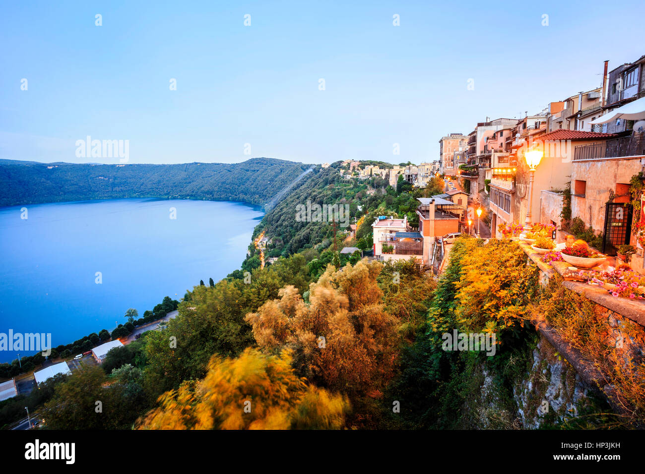 Rive du Lac d'Albano et de la ville de Castel Gandolfo, lazio, Italie Banque D'Images