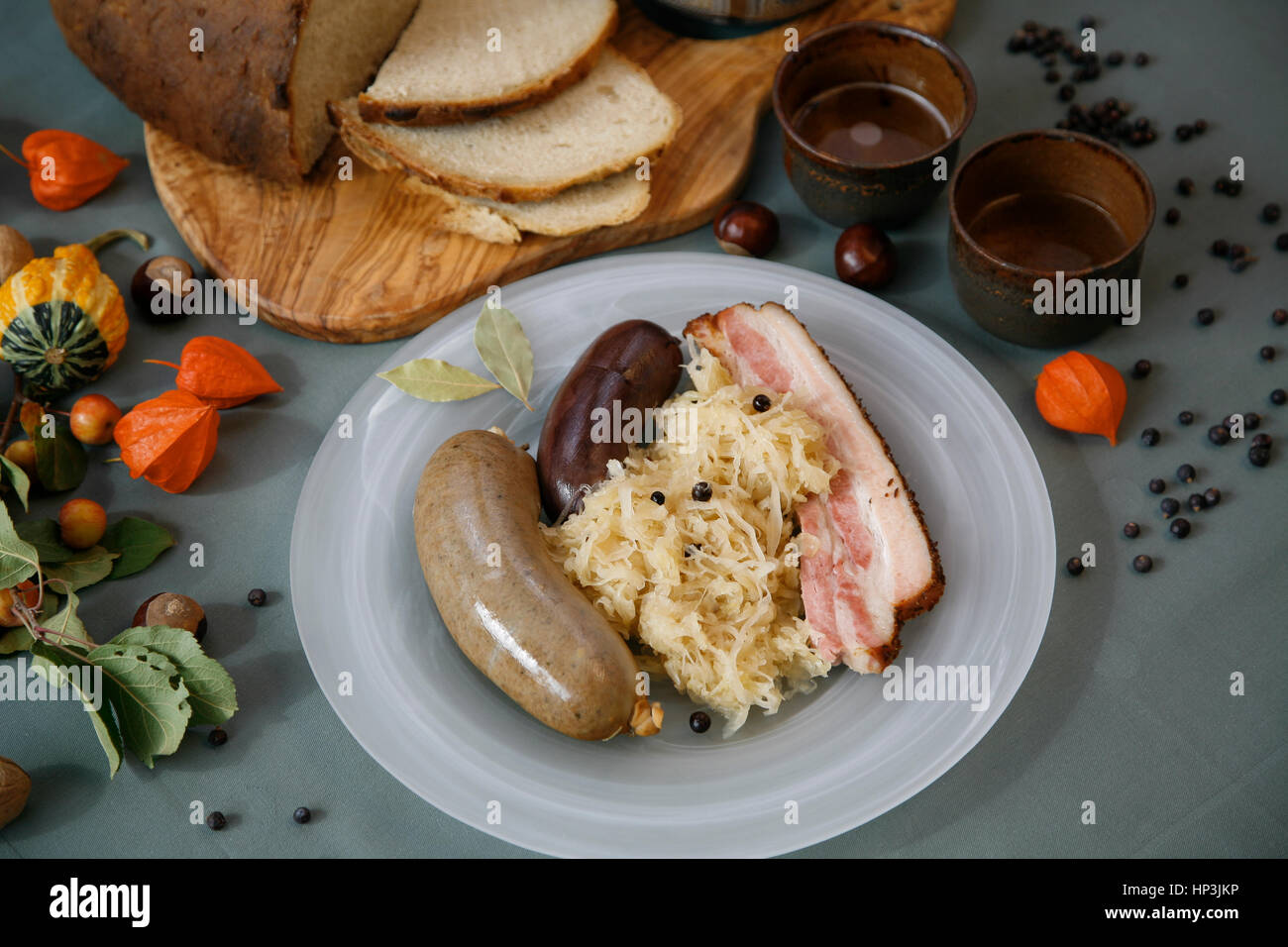 Spécialité bavaroise, plateau de viande avec de la saucisse, du boudin noir et Wammerl avec la choucroute, Bavière, Allemagne Banque D'Images