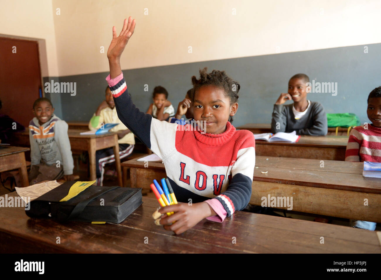 Fille avec main levée, deuxième année d'école primaire, Fianarantsoa, Madagascar Banque D'Images