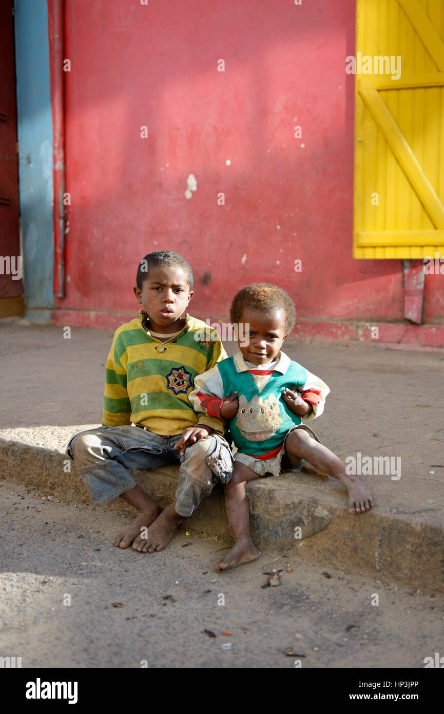 Les enfants de la rue, deux petits garçons assis sur le côté de la route, province de Fianarantsoa, Madagascar Banque D'Images
