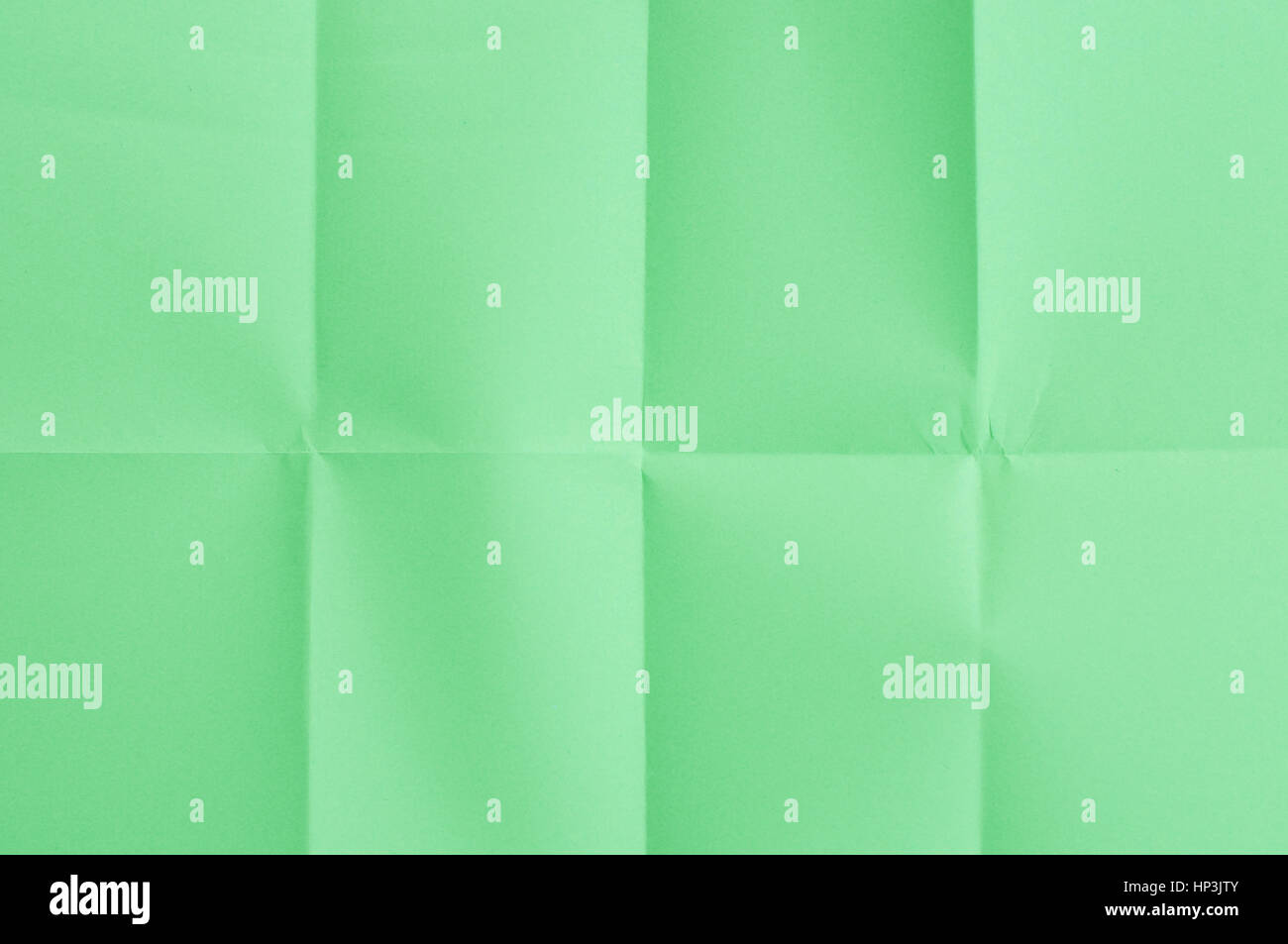 Green feuille de papier pliée en huit parties Banque D'Images