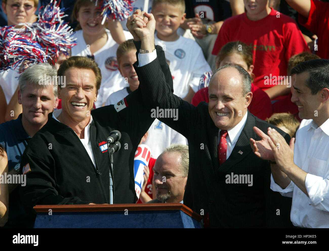 Candidat au poste de gouverneur de la Californie Arnold Schwarzenegger, à gauche, et ancien maire de la ville de New York, Rudy Giuliani, lever les mains ensemble lors d'un rassemblement à Bakersfield, Californie vendredi, 3 , octobre 2003. Schwarzenegger s'exécute dans l'élection de rappel octobre 7. Photo par Francis Specker Banque D'Images