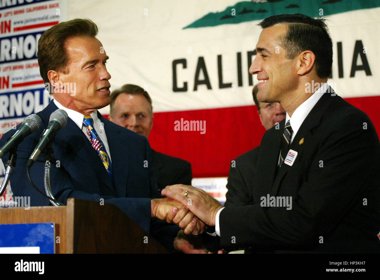 Candidat au poste de gouverneur de la Californie Arnold Schwarzenegger , gauche, serre les mains de M. Darrell Issa après qu'il ait donné son aval à Santa Monica, Californie, le vendredi 26 septembre, 2003. Issa a commencé le rappel pétition électorale. Photo par Francis Specker Banque D'Images