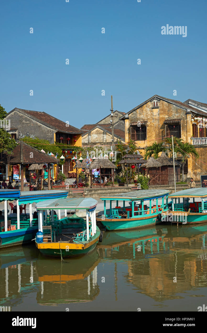 Bateaux de touristes sur la rivière Thu Bon et bâtiments historiques, Hoi An (Site du patrimoine mondial de l'UNESCO), Vietnam Banque D'Images