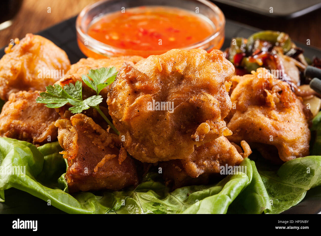 Morceaux de poulet frit à la pâte sur une plaque Banque D'Images