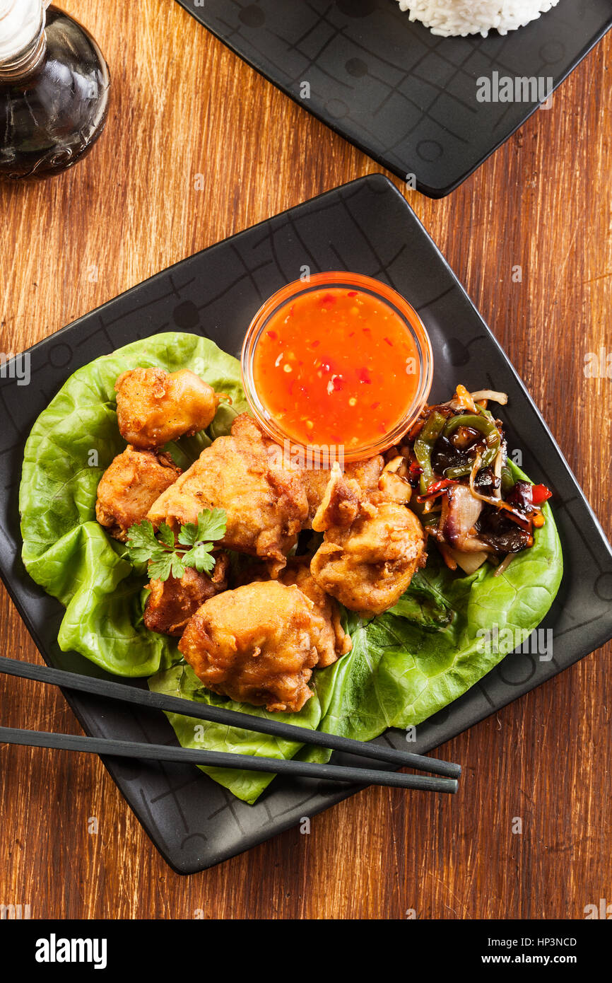 Morceaux de poulet frit à la pâte sur une plaque Banque D'Images