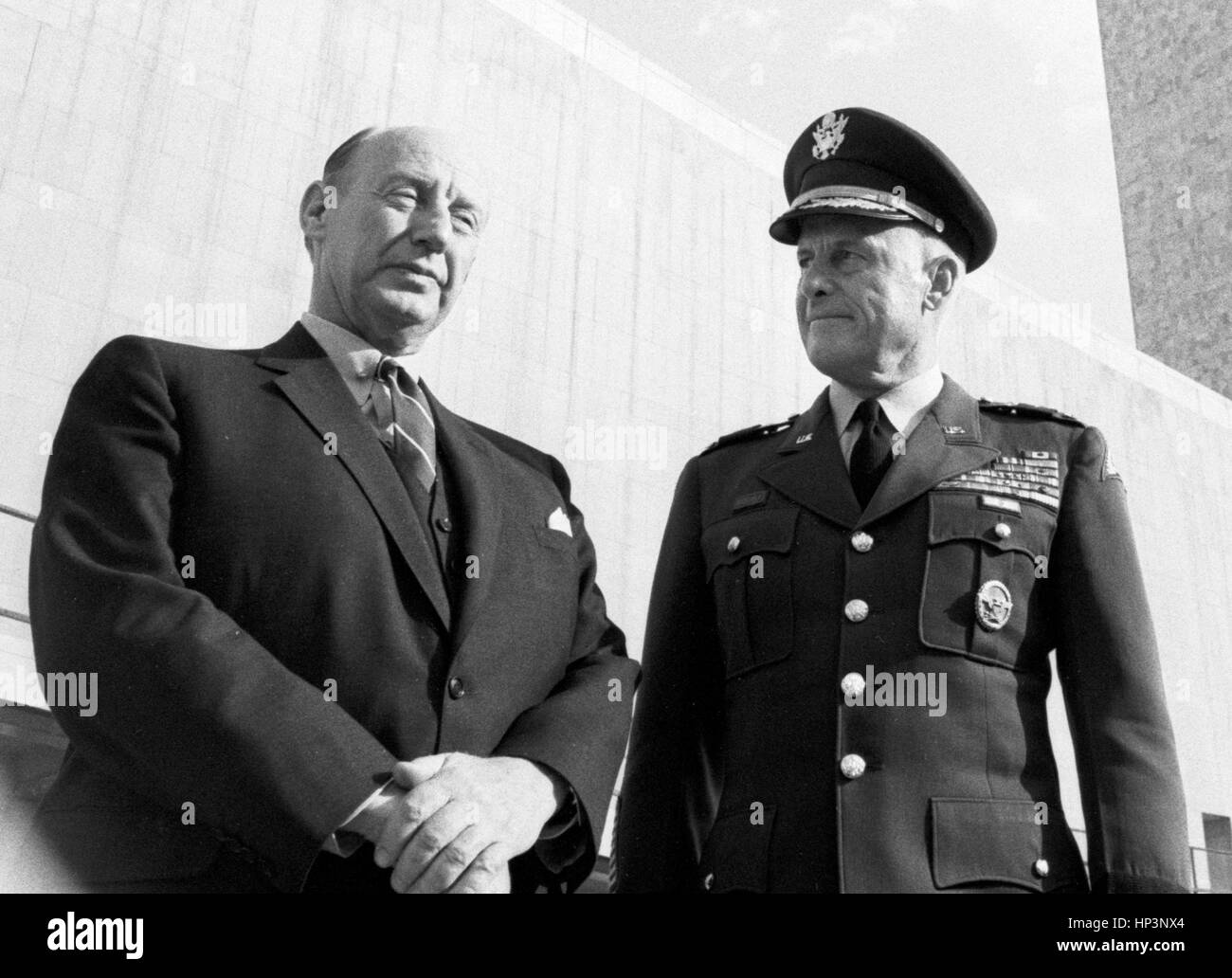 Adlai E. Stevenson et garnison général H. Davidson à l'Organisation des Nations Unies Banque D'Images