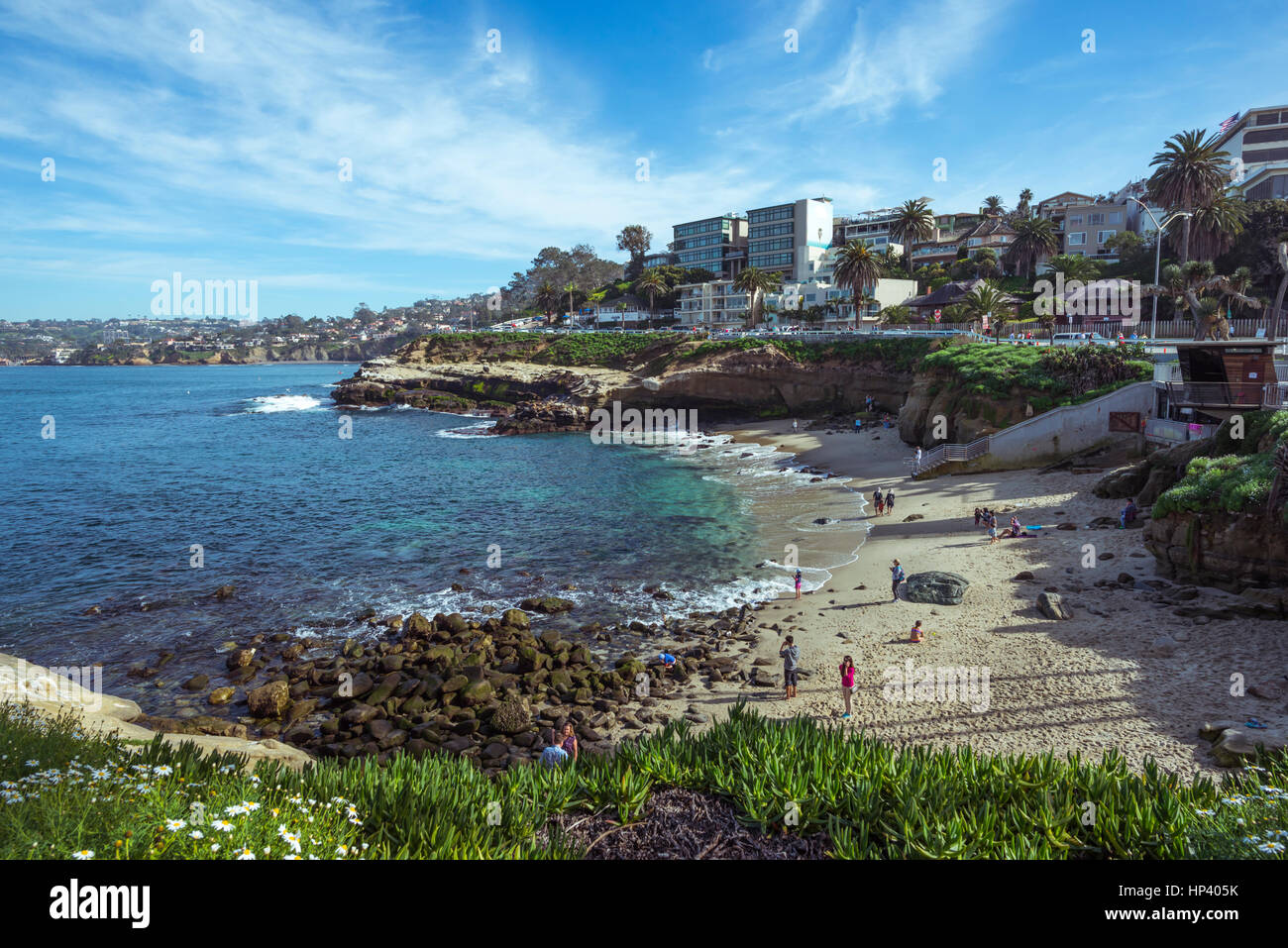Vue sur le La Jolla Cove Beach et la ville de La Jolla sur une après-midi d'hiver. La Jolla, Californie, USA. Banque D'Images