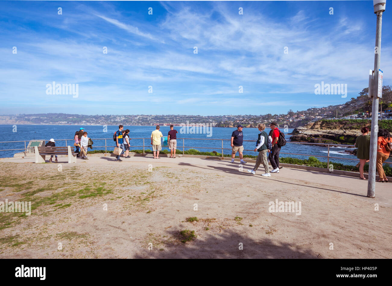 Les personnes bénéficiant de la vue de dessus le La Jolla Cove sur une après-midi d'hiver. La Jolla, Californie, USA. Banque D'Images