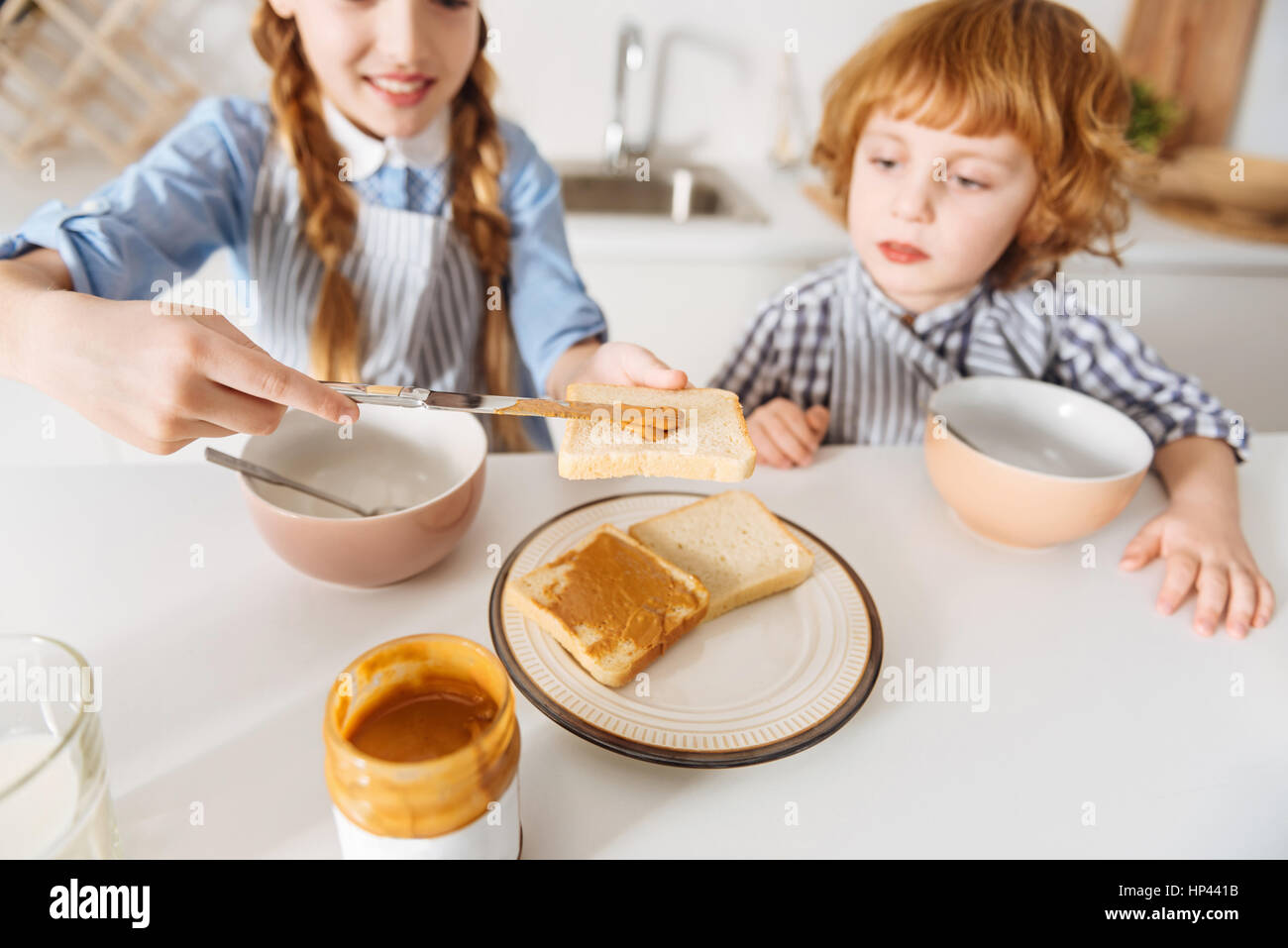 Frères et sœurs actifs admirable ayant un petit déjeuner nutritif Banque D'Images