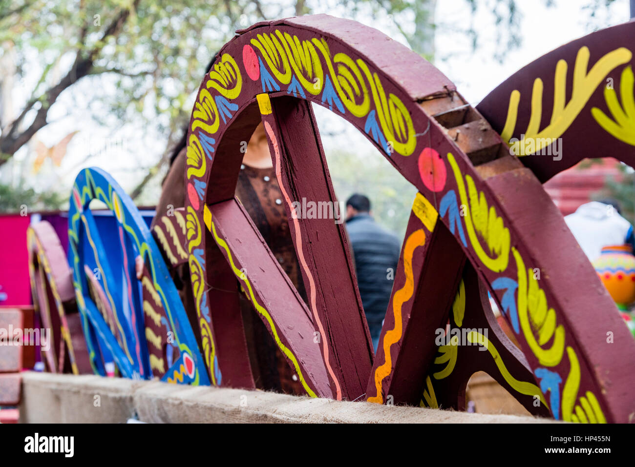 La belle main fait et peint à la main des roues de chariot pour l Suravjkund festival à Faridabad, l'Inde. Banque D'Images