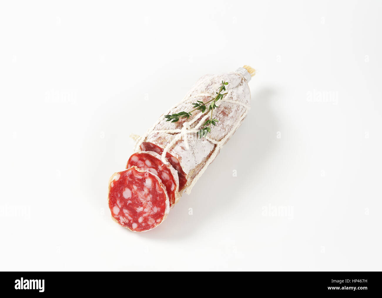 Français en tranches salami sec et le thym sur fond blanc Banque D'Images