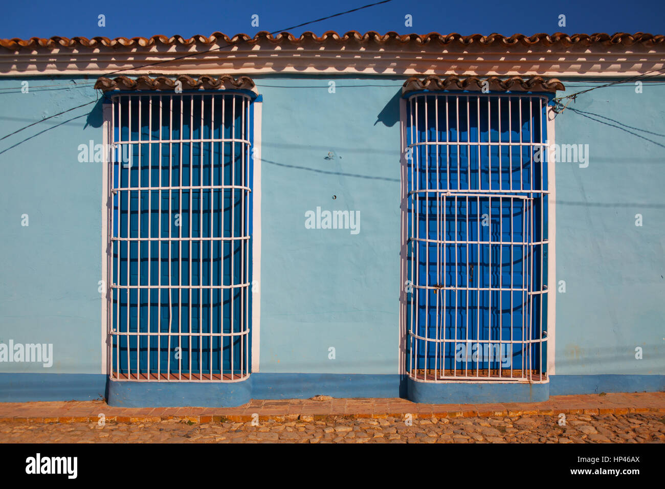 Bâtiment typiquement colonial blanc avec grille de fenêtre à Trinidad, Cuba Banque D'Images
