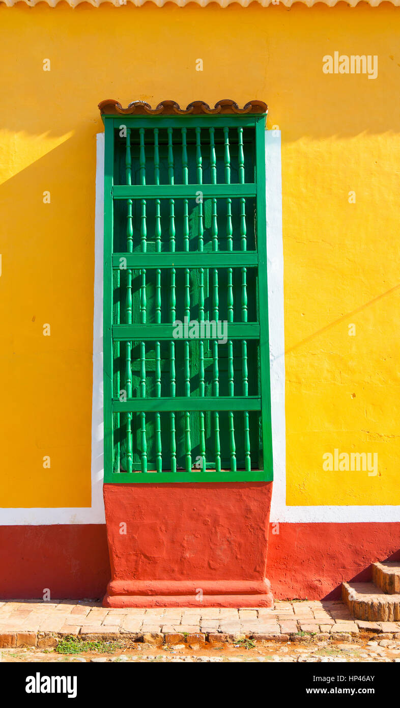 Bâtiment typiquement colonial avec fenêtre vert grille en bois à Trinidad, Cuba Banque D'Images