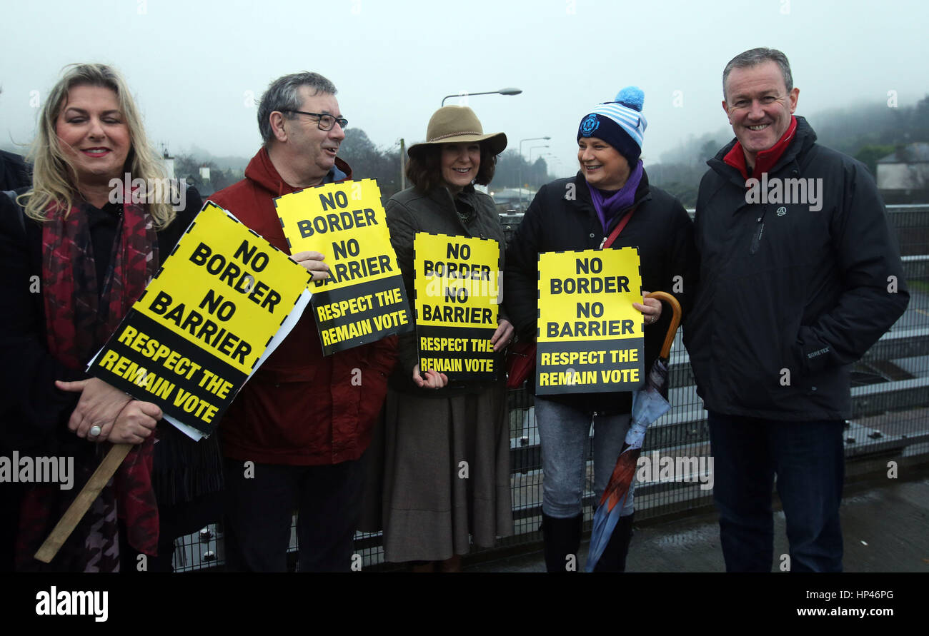 Son groupe est un Conor Murphy (à droite) les militants anti-Brexit à Ravensdale, Co Louth, où ils ont tenu une protestation lente sur la route principale entre l'Irlande du Nord et la République d'Irlande pour mettre en évidence les préoccupations concernant l'incidence sur le commerce. Banque D'Images