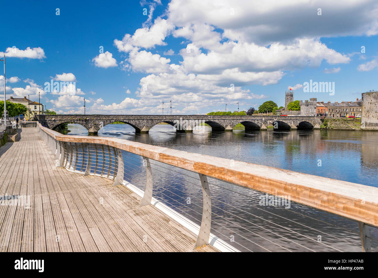 King John's Castle et la rivière Shannon, Limerick, comté de Limerick, Munster, Irlande, Europe. Banque D'Images