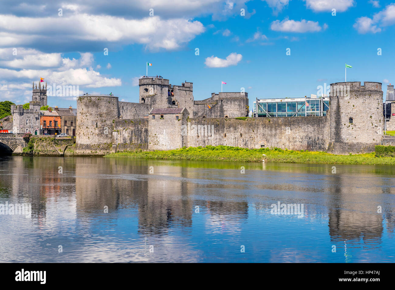 King John's Castle et la rivière Shannon, Limerick, comté de Limerick, Munster, Irlande, Europe. Banque D'Images